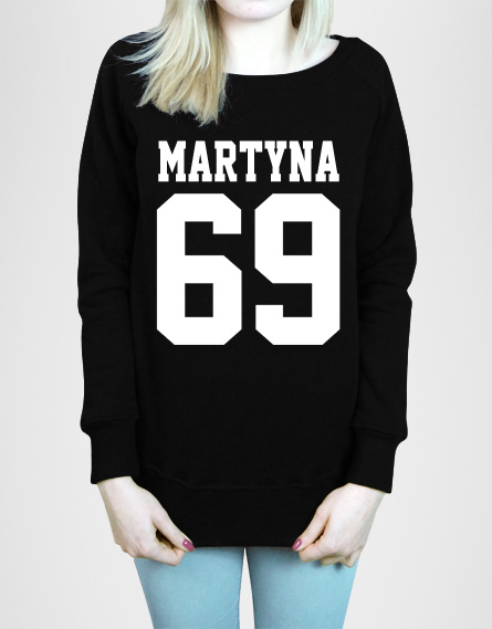 Bluza z napisem i numerem. Kolor bluzy czarny, napis Martyna 69 w kolorze białym.